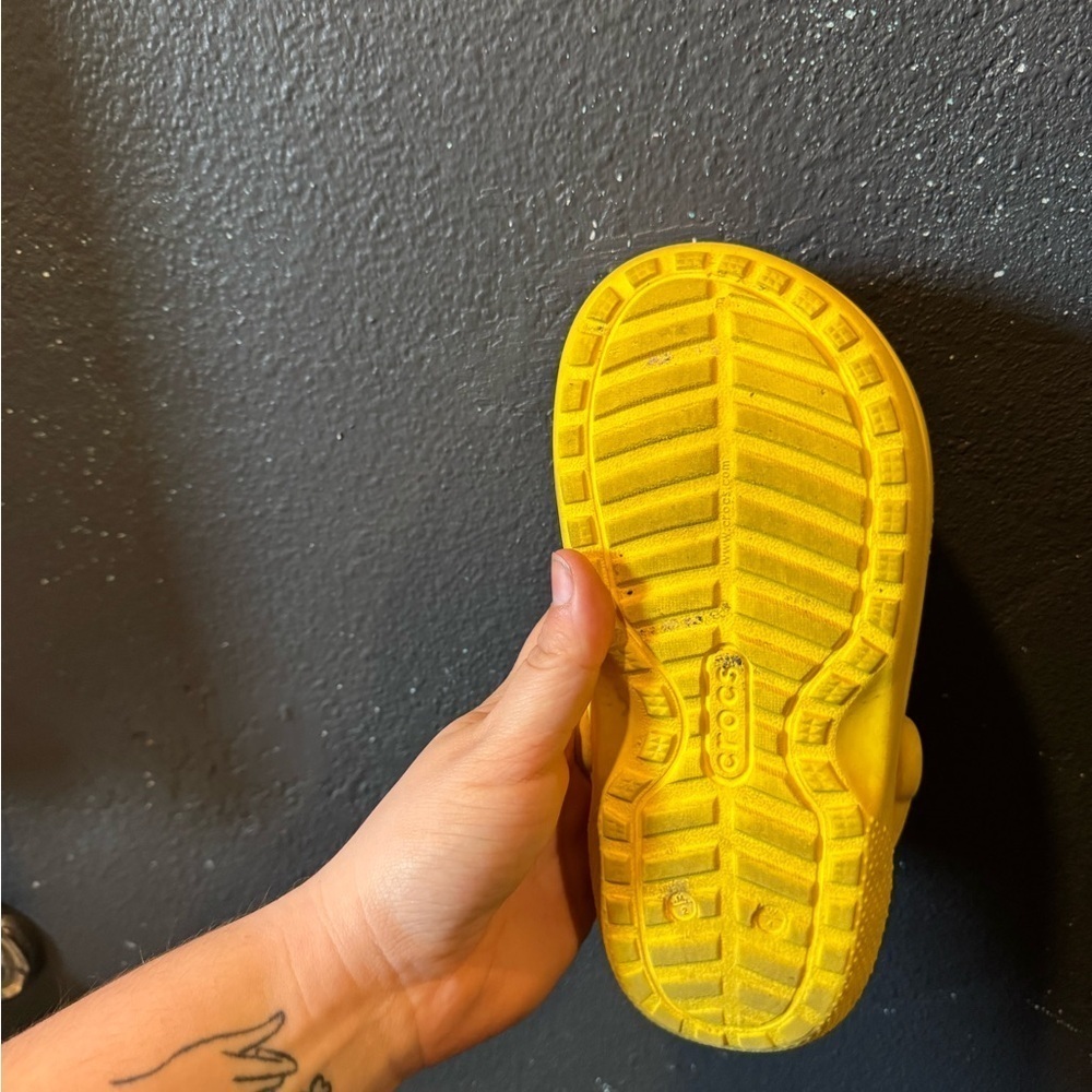 Crocs Yellow Casual Clogs with Fuzzy Liner Size 2 - Picture 9 of 10
